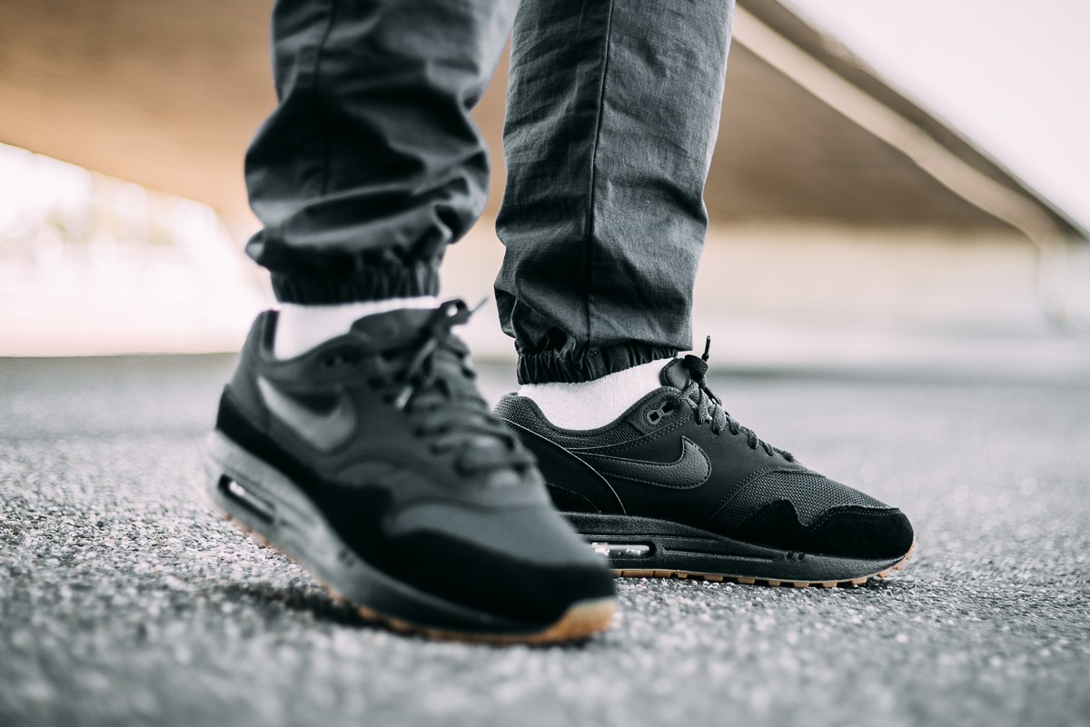 Air max 1 sales black and gum